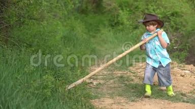 地球日。 生态生活。 小男孩在农场种植的全身肖像。 生态概念儿童。 免费儿童